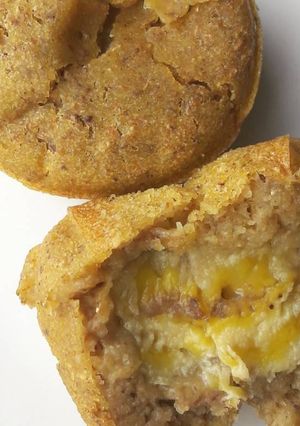 Una foto de Buñuelos de calabaza (ahuyama) rellenos de banano, horneados