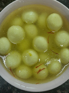 रसगुल्ला (Rasgulla recipe in Hindi) रेसिपी मुख्य फोटो
