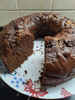 Una foto de Torta húmeda de jengibre y chocolate