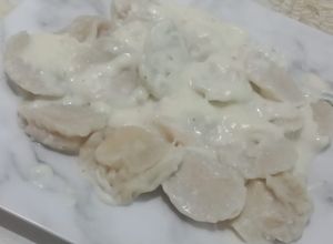 Una foto de Agnolotis caseros de verdura y salsa blanca