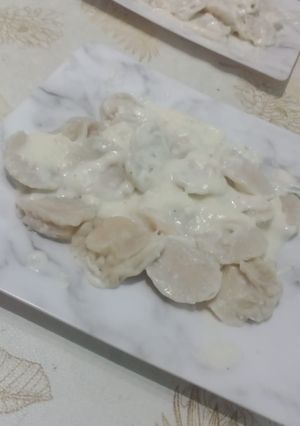 Una foto de Agnolotis caseros de verdura y salsa blanca