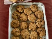 Una foto de galletas de avena y nuez