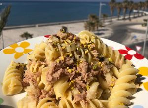 Foto di Fusilloni tonno e granella di pistacchi