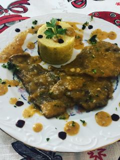 Una foto de Fricandó de ternera con puré de patata y emulsión de aceite de trufa