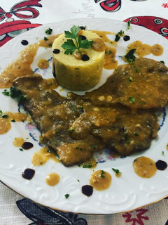 Una foto de Fricandó de ternera con puré de patata y emulsión de aceite de trufa