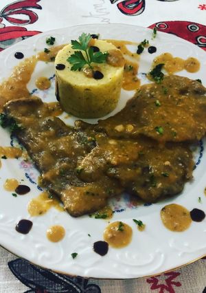 Una foto de Fricandó de ternera con puré de patata y emulsión de aceite de trufa