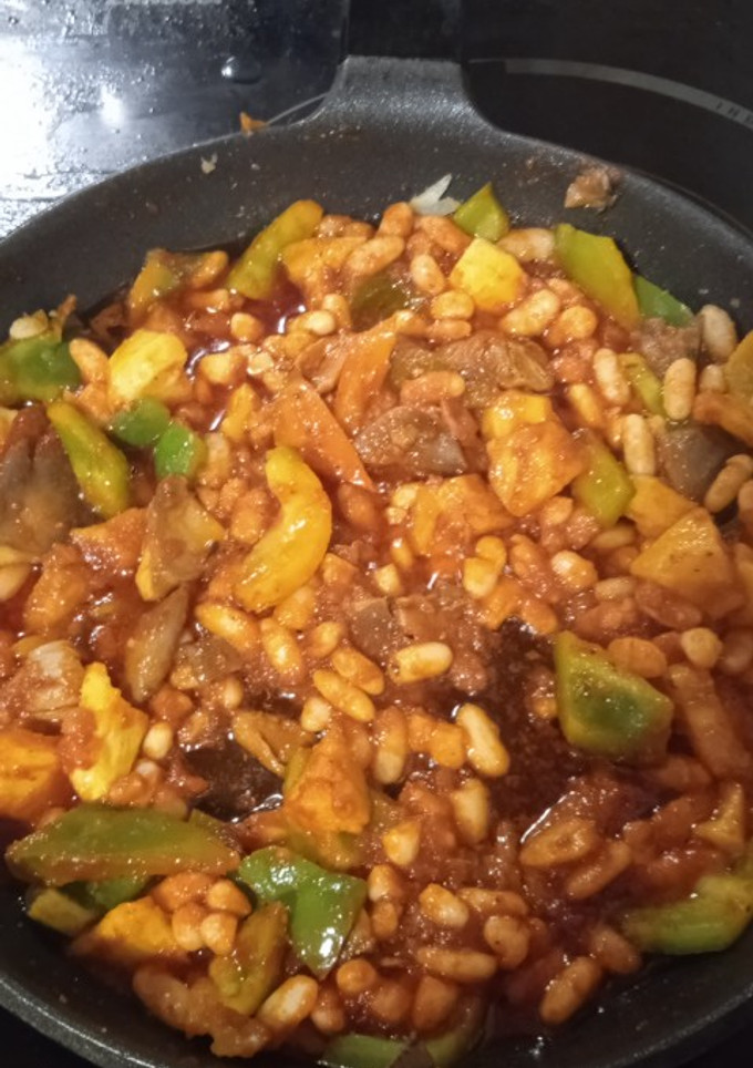 Una foto de Judías blancas con setas y pimiento