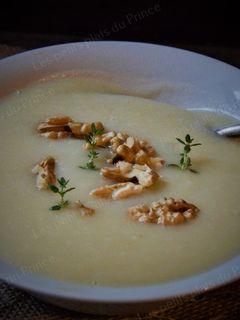 Une photo de Velouté de pâtisson aux noix
