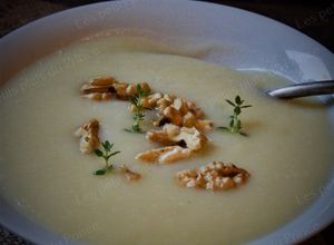 Une photo de Velouté de pâtisson aux noix