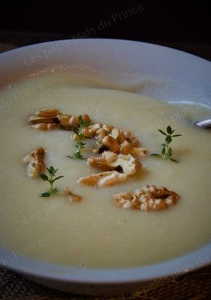 Une photo de Velouté de pâtisson aux noix
