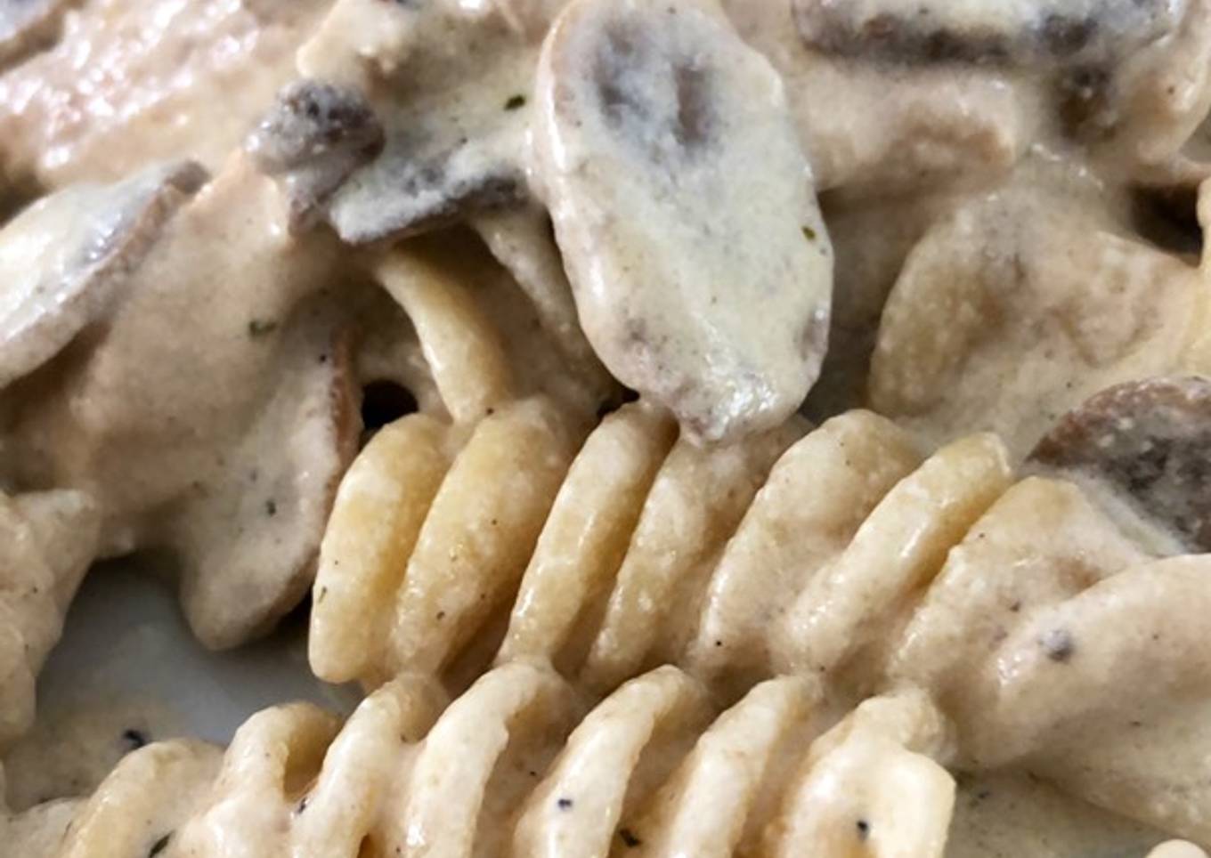 Pasta con pollo y champiñones