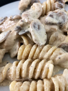 Una foto de Pasta con pollo y champiñones