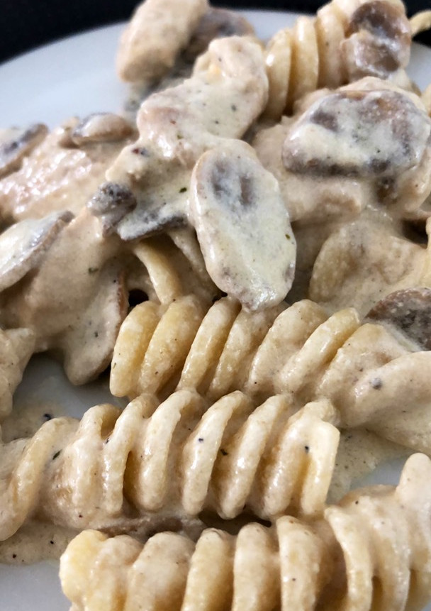 Una foto de Pasta con pollo y champiñones