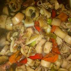 A picture of Cumi asin saos tiram.