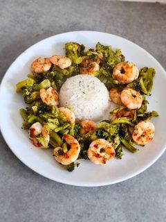 Une photo de Poêlée de Gambas / Brocolis et sont Riz
