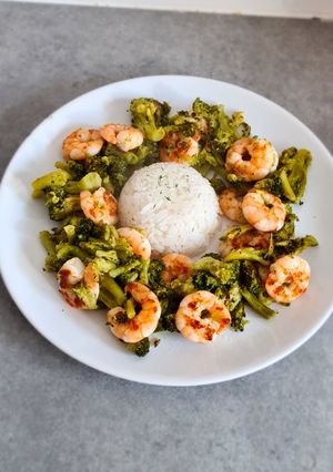 Une photo de Poêlée de Gambas / Brocolis et sont Riz