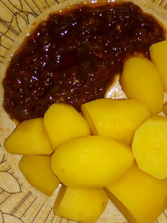 Dafaffan dankali da sauce ainihin hoton girkin