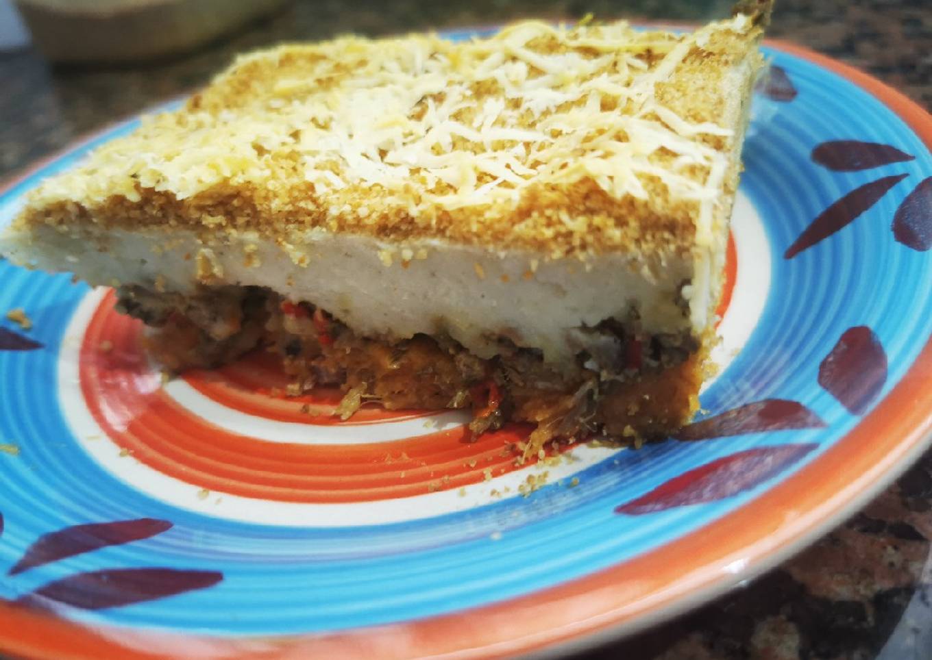 Pastel de carne mixto con crocante de pan al romero