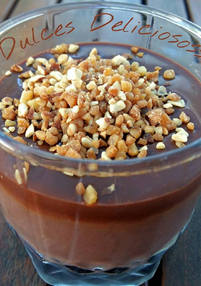 Una foto de Crema de chocolate con crocanti de almendra 