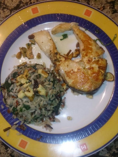 Una foto de Salmón + arroz "salvaje" con espinacas pasas y nueces