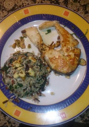 Foto principal de Salmón + arroz "salvaje" con espinacas pasas y nueces