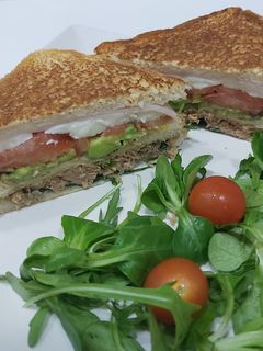 Una foto de Sándwich vegetal con atún....🥑🍅🥬
