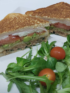 Una foto de Sándwich vegetal con atún....🥑🍅🥬