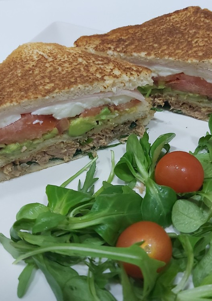 Una foto de Sándwich vegetal con atún....🥑🍅🥬