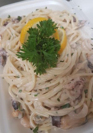 Tenger gyümölcsei spagetti fehér borral recept fotója