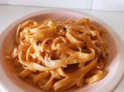 Una foto de nidos de pasta al horno
