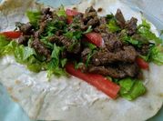 Una foto de shawarma libanés