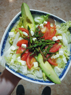Una foto de Ensalada de escarola y espárragos silvestres