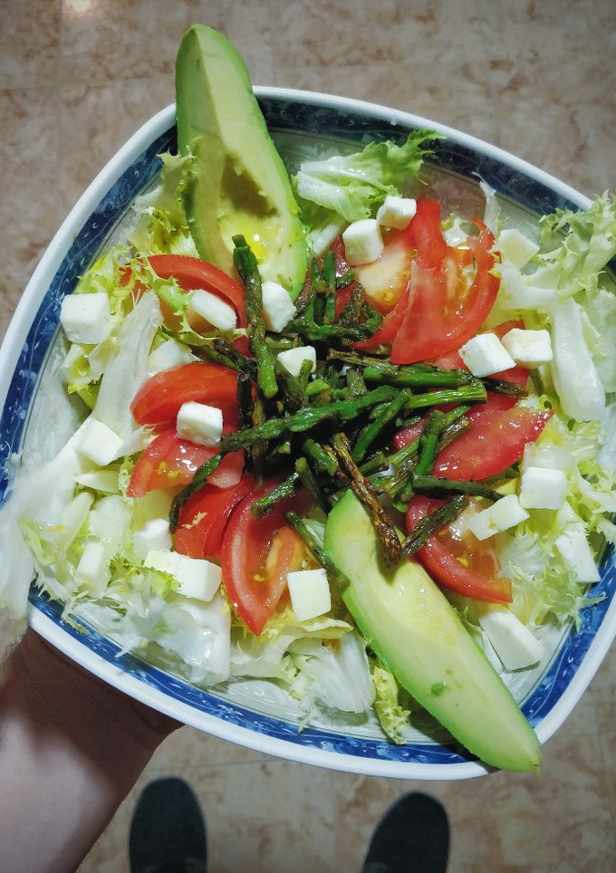 Una foto de Ensalada de escarola y espárragos silvestres