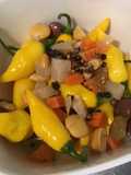Piments jaunes au vinaigre, ail, pickles, olives et citron