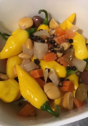 Une photo de Piments jaunes au vinaigre, ail, pickles, olives et citron