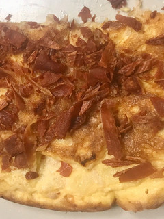 Una foto de Tortilla de bonito con crujiente de jamón serrano