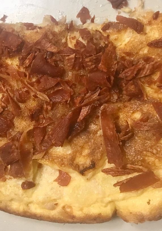 Una foto de Tortilla de bonito con crujiente de jamón serrano