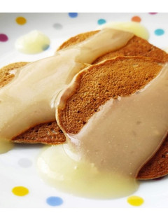 Una foto de Tortitas Veganas con coco y salsa de piña (sin azúcar)