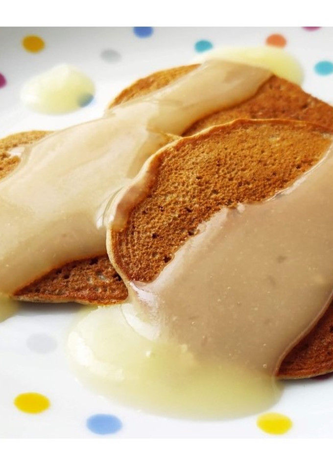 Una foto de Tortitas Veganas con coco y salsa de piña (sin azúcar)