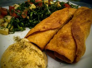 Una foto de Flautas Rellenas de Pollo al ajillo con notas de curry...!