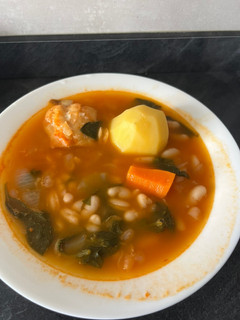 Una foto de Potaje de judías pintas, espinacas y bacalao