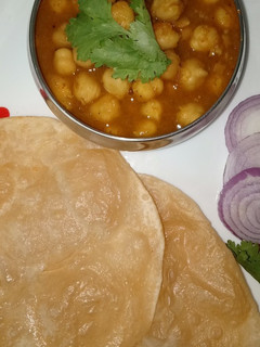 छोले भटूरे (Chole bhature recipe in hindi) रेसिपी मुख्य फोटो