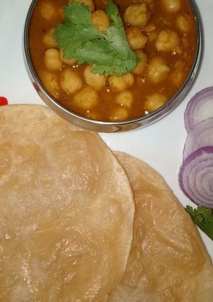 छोले भटूरे (Chole bhature recipe in hindi) रेसिपी मुख्य फोटो