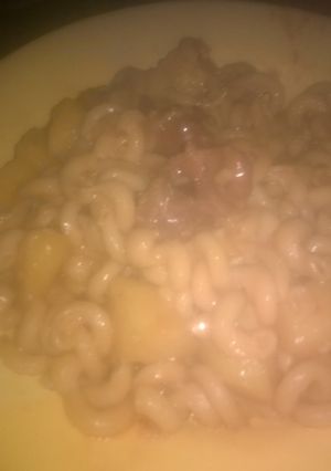 A picture of Macaroni wit potatoes.