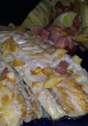 Una foto de Jurel al ajillo con alcachofas salteadas con jamon..,