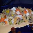 Ensalada de pasta con palitos de mar y salsa rosa