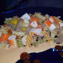 Una foto de Ensalada de pasta con palitos de mar y salsa rosa