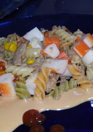 Una foto de Ensalada de pasta con palitos de mar y salsa rosa