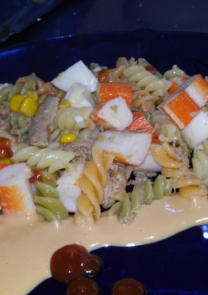 Una foto de Ensalada de pasta con palitos de mar y salsa rosa