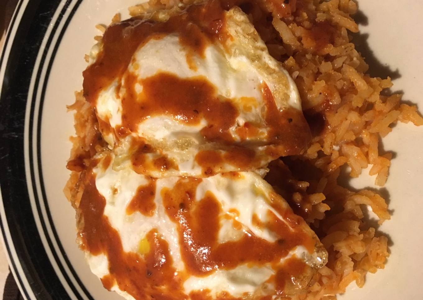 Huevos estrellados bañados en salsa chipotle